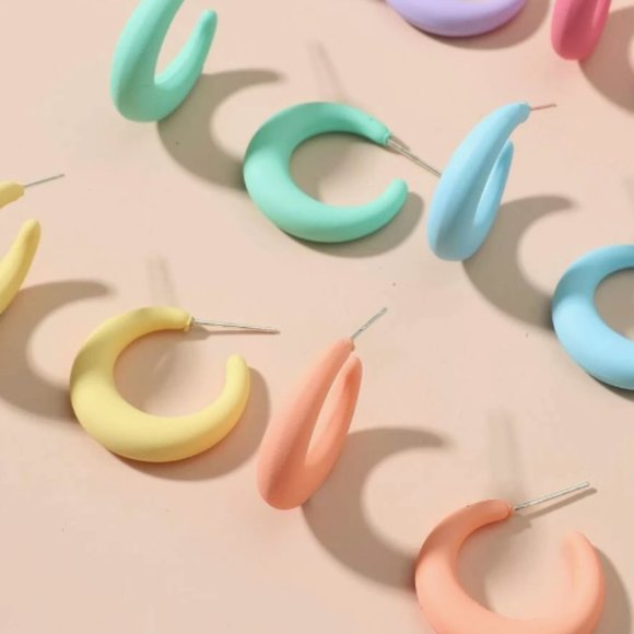 3/$20 fun colorful earrings pack - Picture 10 of 11